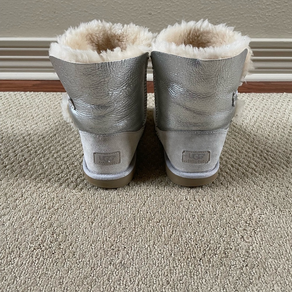 UGG Kids Metallic Silver Boots with Cream Fur - Picture 5 of 9